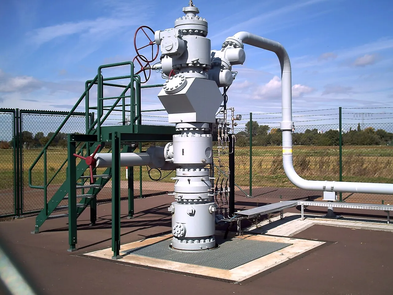 High-pressure wellhead valves and connecting pipework