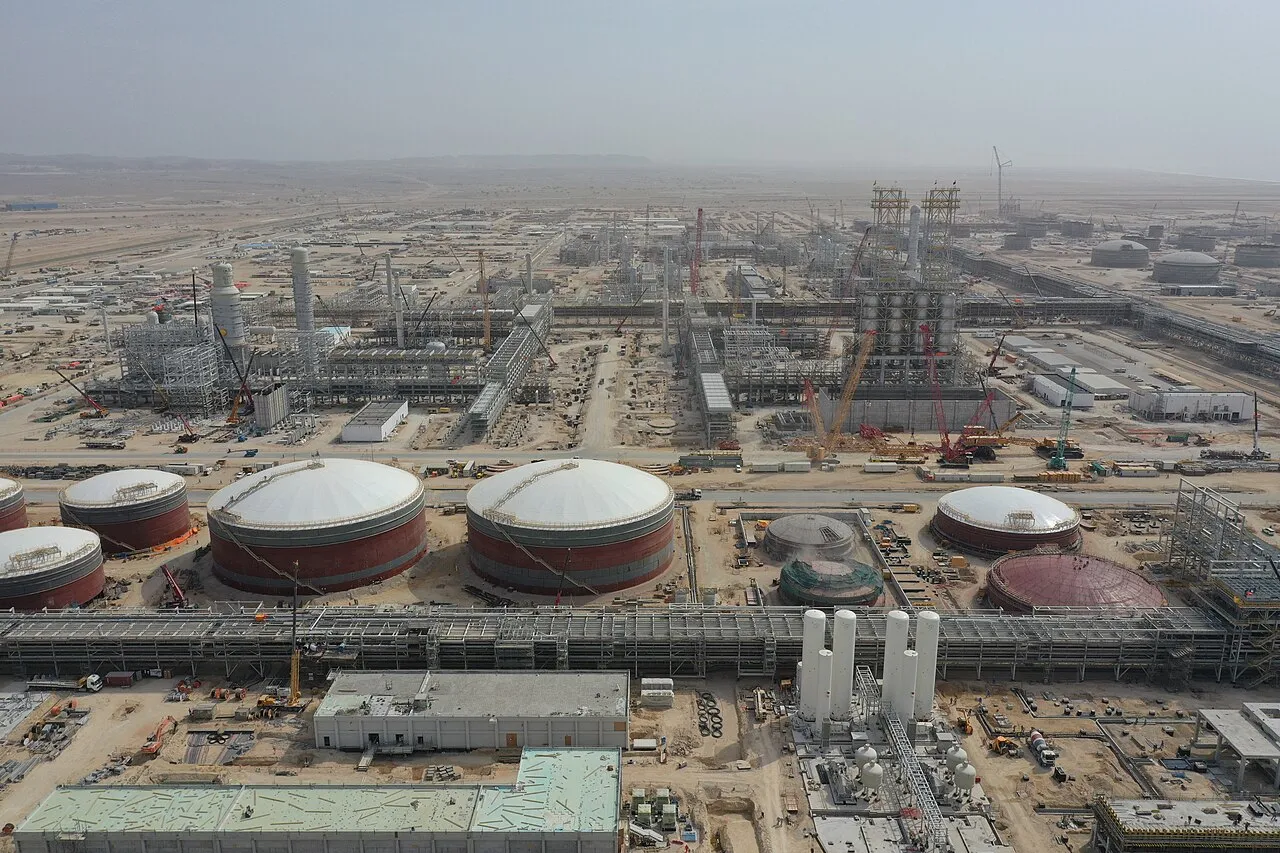 Refinery processing units, pipe racks and storage tanks during construction